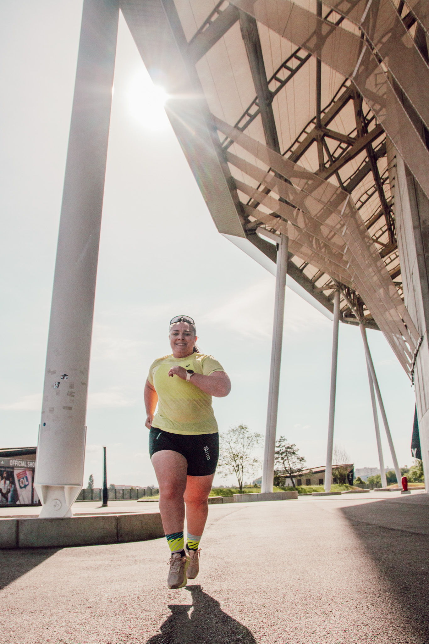 Courir son premier 5 km, c’est bien plus qu’une distance : c’est une victoire sur soi-même, un symbole de régularité et de progression. C’est souvent le point de départ d’une nouvelle routine, plus active, plus sereine, plus confiante. Peu importe le chrono : ce qui compte, c’est de franchir la ligne d’arrivée avec fierté.