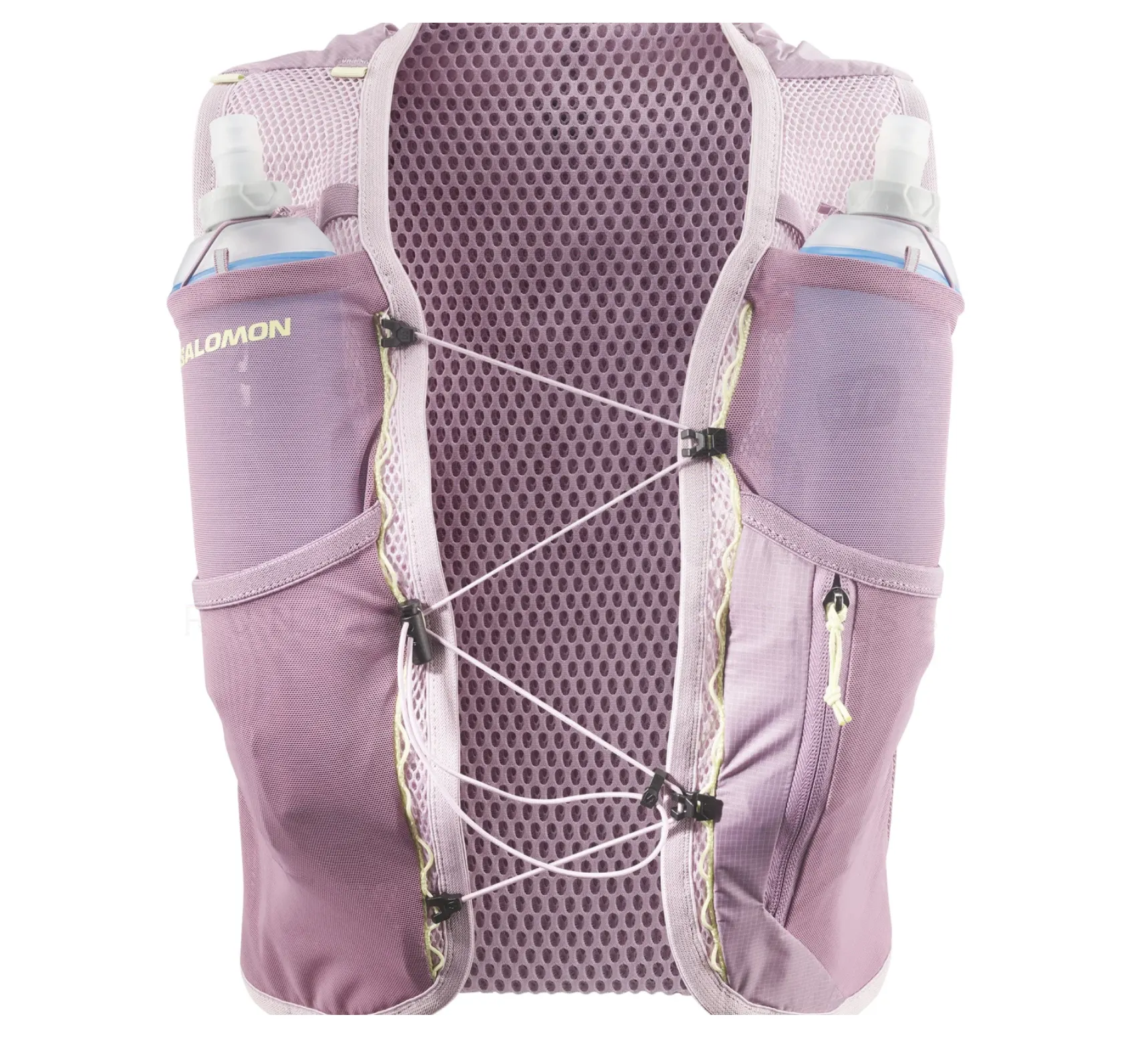 Le gilet d’hydratation est devenu un allié précieux, même pour les sorties de courte durée. Pratique et bien pensé, il permet de transporter de l’eau, des clés, un téléphone ou un encas tout en gardant les mains libres. Au-delà de l’aspect fonctionnel, il offre un vrai confort mental et une plus grande autonomie, surtout quand on court seule ou loin de chez soi, quoi qu'en dise la police du run sur les réseaux...