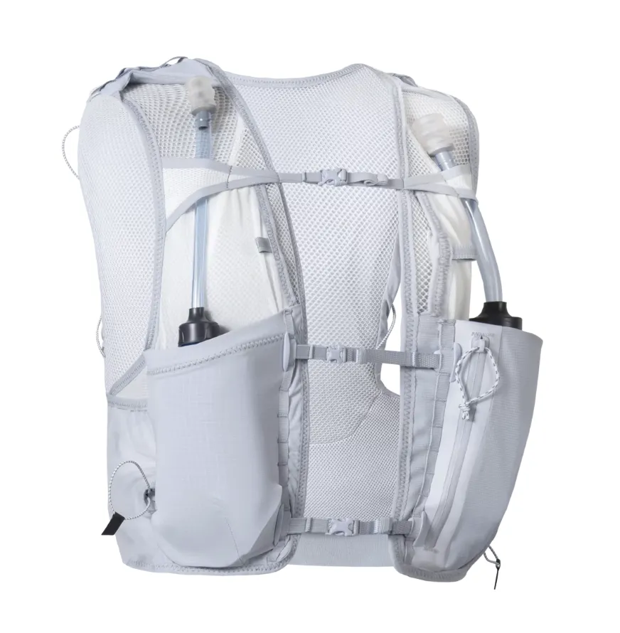 Le gilet d’hydratation est devenu un allié précieux, même pour les sorties de courte durée. Pratique et bien pensé, il permet de transporter de l’eau, des clés, un téléphone ou un encas tout en gardant les mains libres. Au-delà de l’aspect fonctionnel, il offre un vrai confort mental et une plus grande autonomie, surtout quand on court seule ou loin de chez soi, quoi qu'en dise la police du run sur les réseaux...