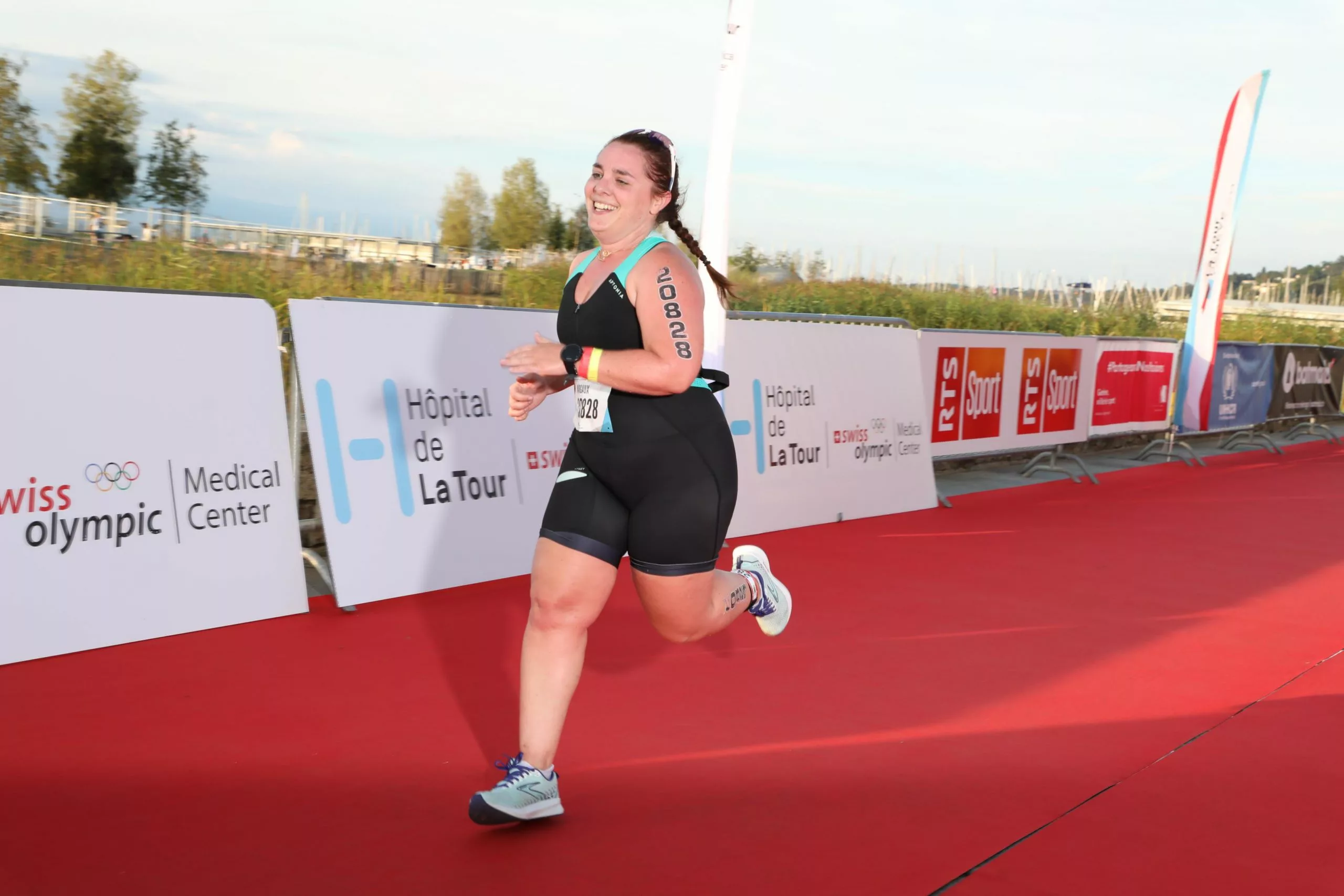 Les transitions en triathlon sont les moments où tu passes d'une discipline à l'autre : de la natation au vélo (T1), puis du vélo à la course à pied (T2). Elles sont chronométrées comme le reste de la course, mais souvent négligées par les débutant·e·s. Bien les anticiper te permet de gagner en fluidité, de réduire ton stress, et de profiter pleinement de ton épreuve.