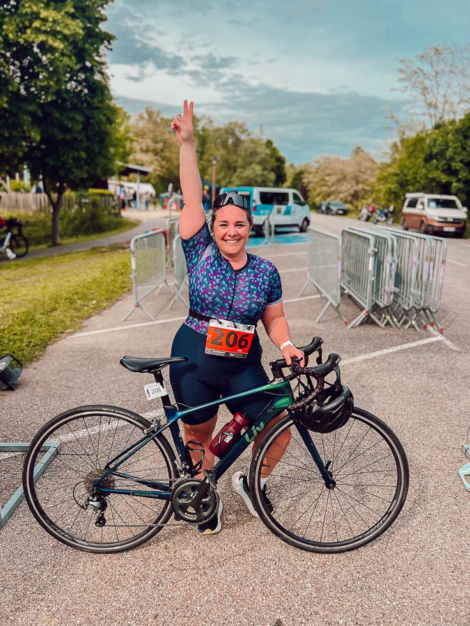 Les transitions en triathlon sont les moments où tu passes d'une discipline à l'autre : de la natation au vélo (T1), puis du vélo à la course à pied (T2). Elles sont chronométrées comme le reste de la course, mais souvent négligées par les débutant·e·s. Bien les anticiper te permet de gagner en fluidité, de réduire ton stress, et de profiter pleinement de ton épreuve.
