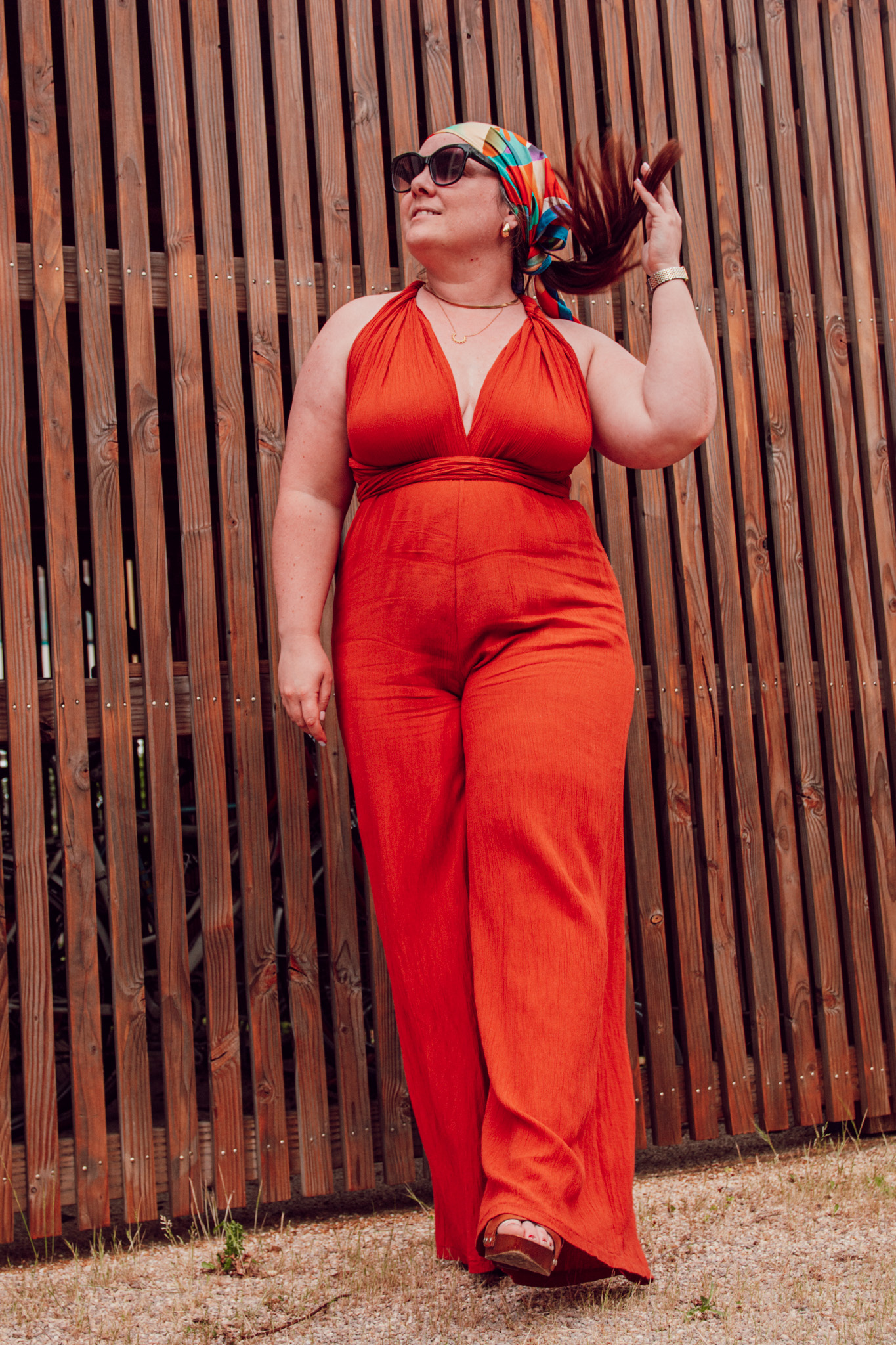 Le syndrome de l’imposteur, c’est cette sensation tenace de ne jamais être assez, même quand les preuves disent le contraire. Tu réussis, on te complimente, mais au fond de toi, tu as l’impression d’avoir trompé tout le monde. Ce doute permanent te pousse à minimiser tes victoires, à te comparer aux autres, et parfois même à t’auto-saboter.