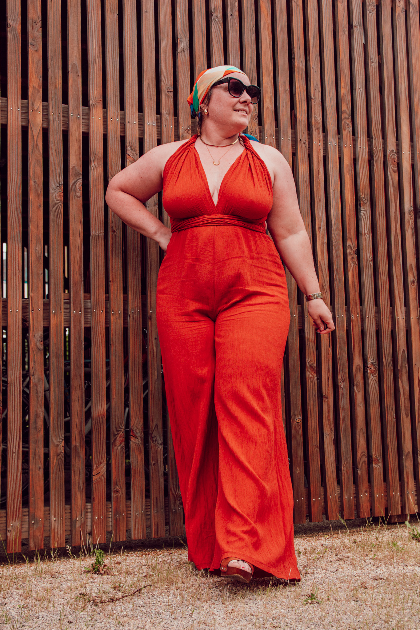 Le syndrome de l’imposteur, c’est cette sensation tenace de ne jamais être assez, même quand les preuves disent le contraire. Tu réussis, on te complimente, mais au fond de toi, tu as l’impression d’avoir trompé tout le monde. Ce doute permanent te pousse à minimiser tes victoires, à te comparer aux autres, et parfois même à t’auto-saboter.