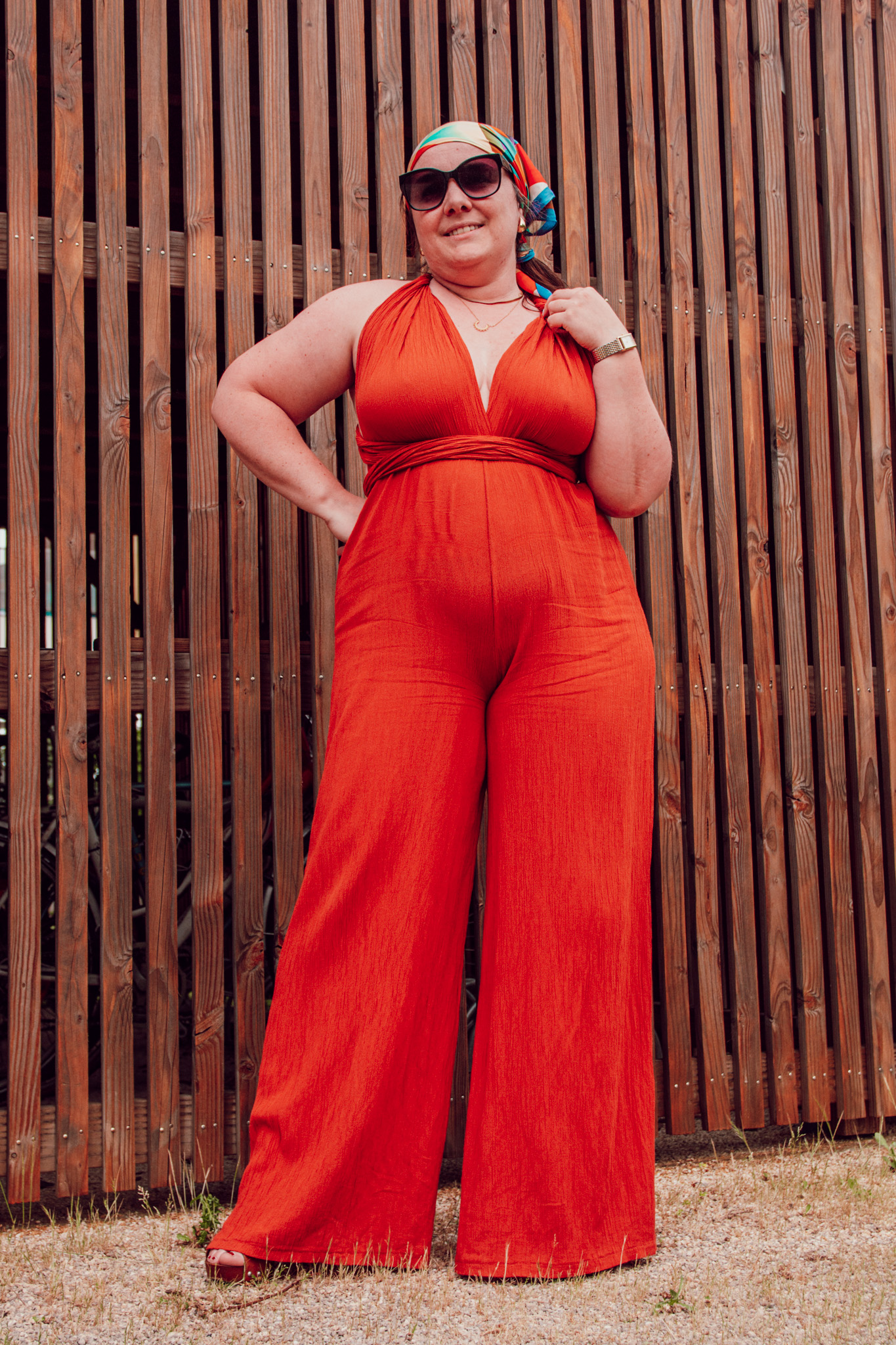 Le syndrome de l’imposteur, c’est cette sensation tenace de ne jamais être assez, même quand les preuves disent le contraire. Tu réussis, on te complimente, mais au fond de toi, tu as l’impression d’avoir trompé tout le monde. Ce doute permanent te pousse à minimiser tes victoires, à te comparer aux autres, et parfois même à t’auto-saboter.