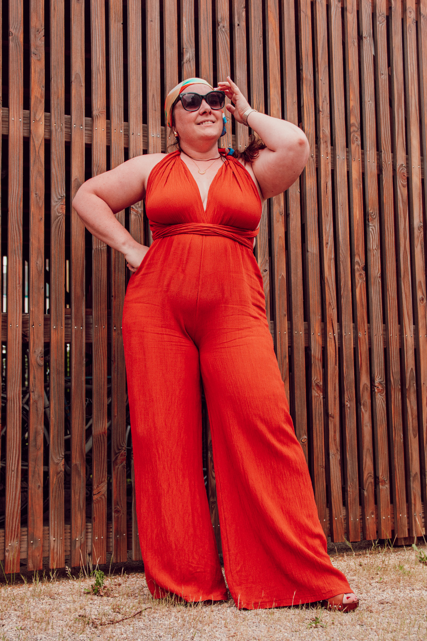 Le syndrome de l’imposteur, c’est cette sensation tenace de ne jamais être assez, même quand les preuves disent le contraire. Tu réussis, on te complimente, mais au fond de toi, tu as l’impression d’avoir trompé tout le monde. Ce doute permanent te pousse à minimiser tes victoires, à te comparer aux autres, et parfois même à t’auto-saboter.