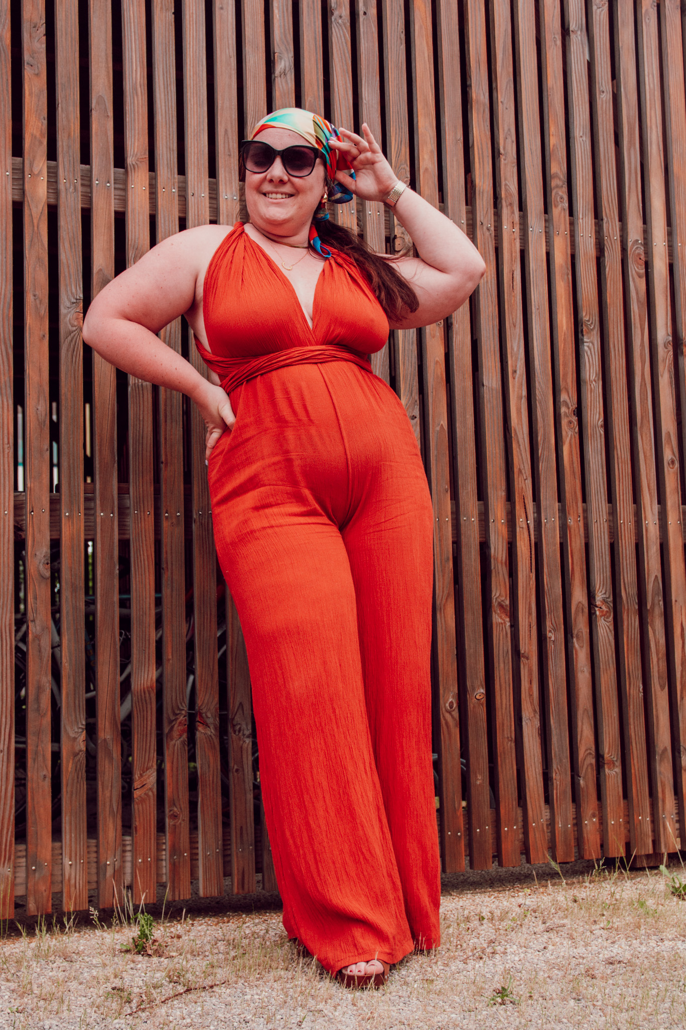 Le syndrome de l’imposteur, c’est cette sensation tenace de ne jamais être assez, même quand les preuves disent le contraire. Tu réussis, on te complimente, mais au fond de toi, tu as l’impression d’avoir trompé tout le monde. Ce doute permanent te pousse à minimiser tes victoires, à te comparer aux autres, et parfois même à t’auto-saboter.