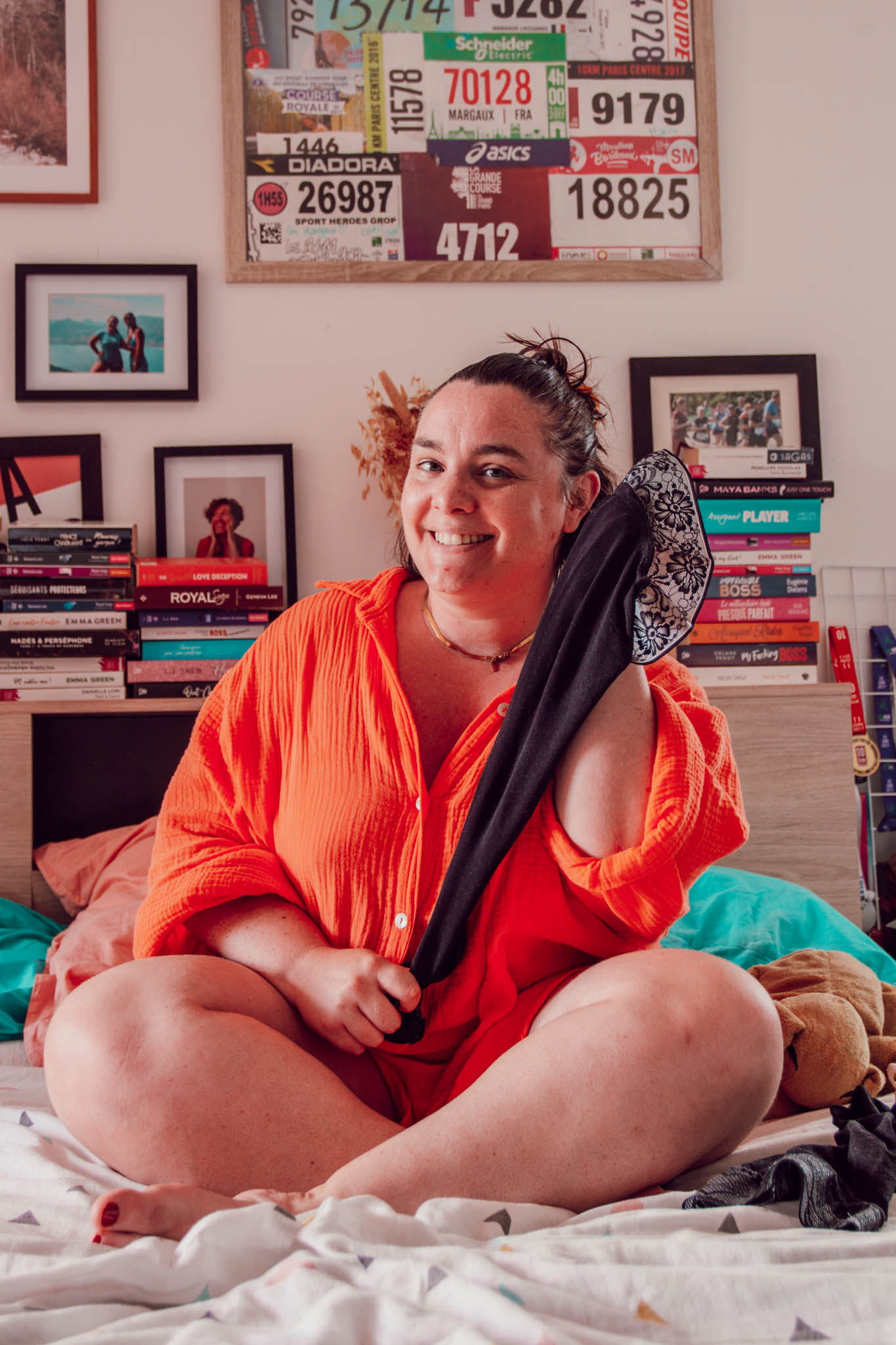 En été, la chaleur dilate les vaisseaux sanguins et ralentit la circulation, ce qui favorise la rétention d’eau. Résultat : les jambes deviennent lourdes, gonflées, parfois douloureuses dès la fin de journée. Ce phénomène est courant, mais il existe des solutions simples pour retrouver rapidement confort et légèreté.