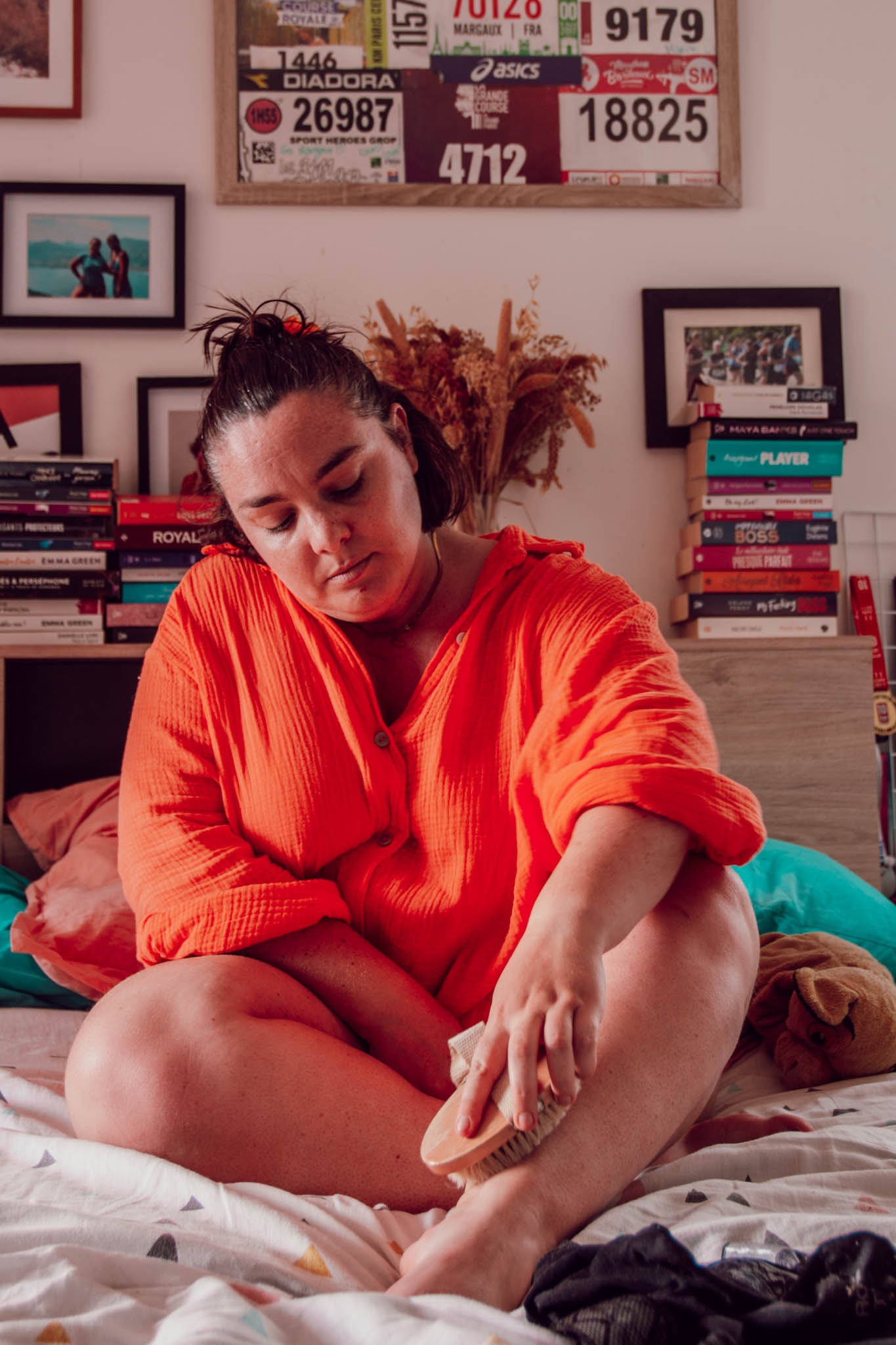 En été, la chaleur dilate les vaisseaux sanguins et ralentit la circulation, ce qui favorise la rétention d’eau. Résultat : les jambes deviennent lourdes, gonflées, parfois douloureuses dès la fin de journée. Ce phénomène est courant, mais il existe des solutions simples pour retrouver rapidement confort et légèreté.