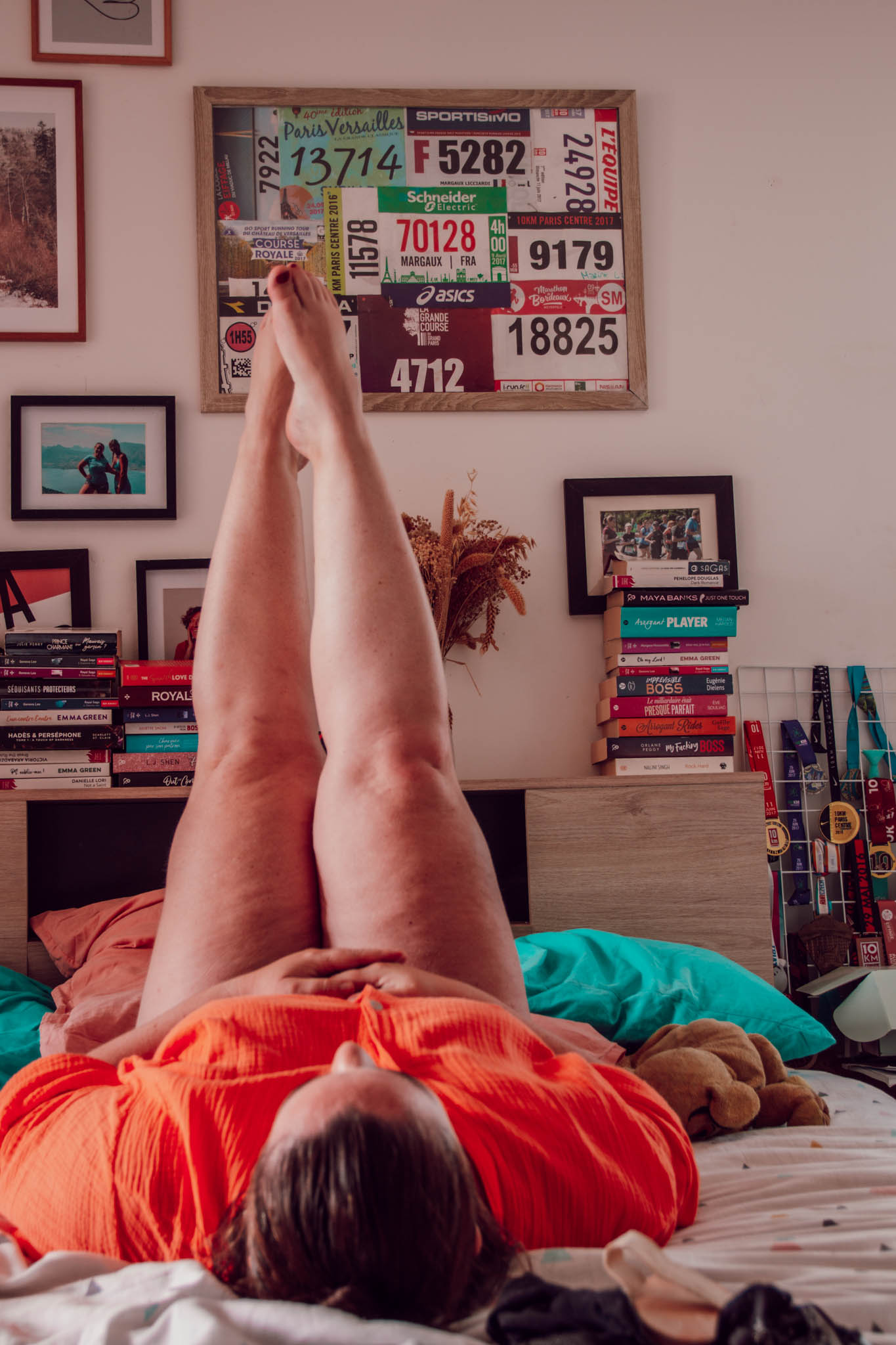 En été, la chaleur dilate les vaisseaux sanguins et ralentit la circulation, ce qui favorise la rétention d’eau. Résultat : les jambes deviennent lourdes, gonflées, parfois douloureuses dès la fin de journée. Ce phénomène est courant, mais il existe des solutions simples pour retrouver rapidement confort et légèreté.