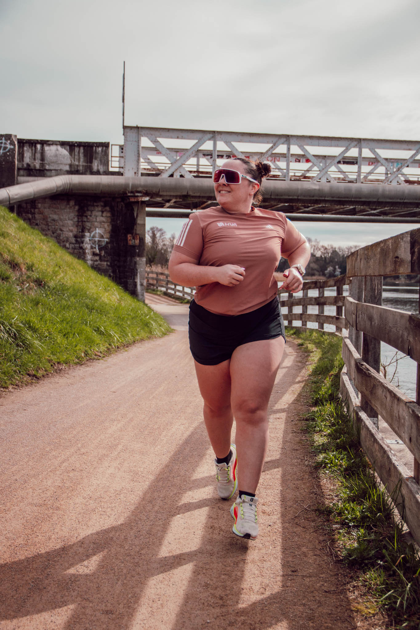 La résistance à l’insuline rend plus difficile la régulation du sucre dans le sang, mais la pratique régulière d’une activité physique peut améliorer significativement la sensibilité à l’insuline. En mobilisant les muscles, le sport permet une meilleure utilisation du glucose, réduisant ainsi les taux d’insuline circulants. C’est un levier puissant et accessible pour reprendre le contrôle de son métabolisme, surtout lorsqu’il est intégré dans une routine adaptée et régulière.