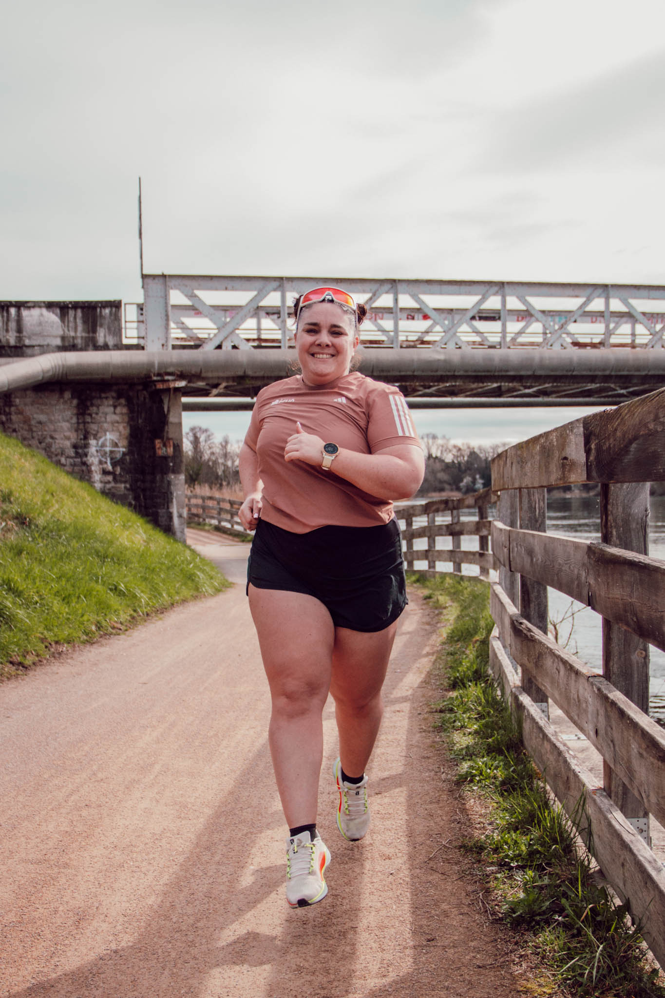 La résistance à l’insuline rend plus difficile la régulation du sucre dans le sang, mais la pratique régulière d’une activité physique peut améliorer significativement la sensibilité à l’insuline. En mobilisant les muscles, le sport permet une meilleure utilisation du glucose, réduisant ainsi les taux d’insuline circulants. C’est un levier puissant et accessible pour reprendre le contrôle de son métabolisme, surtout lorsqu’il est intégré dans une routine adaptée et régulière.