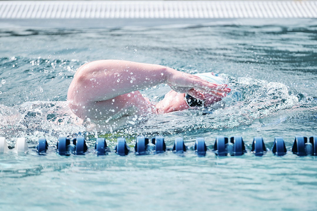 Débuter la natation à l’âge adulte peut sembler intimidant, surtout si tu n’as pas mis les pieds dans une piscine depuis longtemps. Pourtant, c’est une activité douce et accessible qui permet de renforcer ton corps en douceur tout en améliorant ton bien-être mental. Avec un peu de patience et de régularité, tu peux rapidement gagner en confiance et prendre plaisir à nager, quel que soit ton niveau de départ.