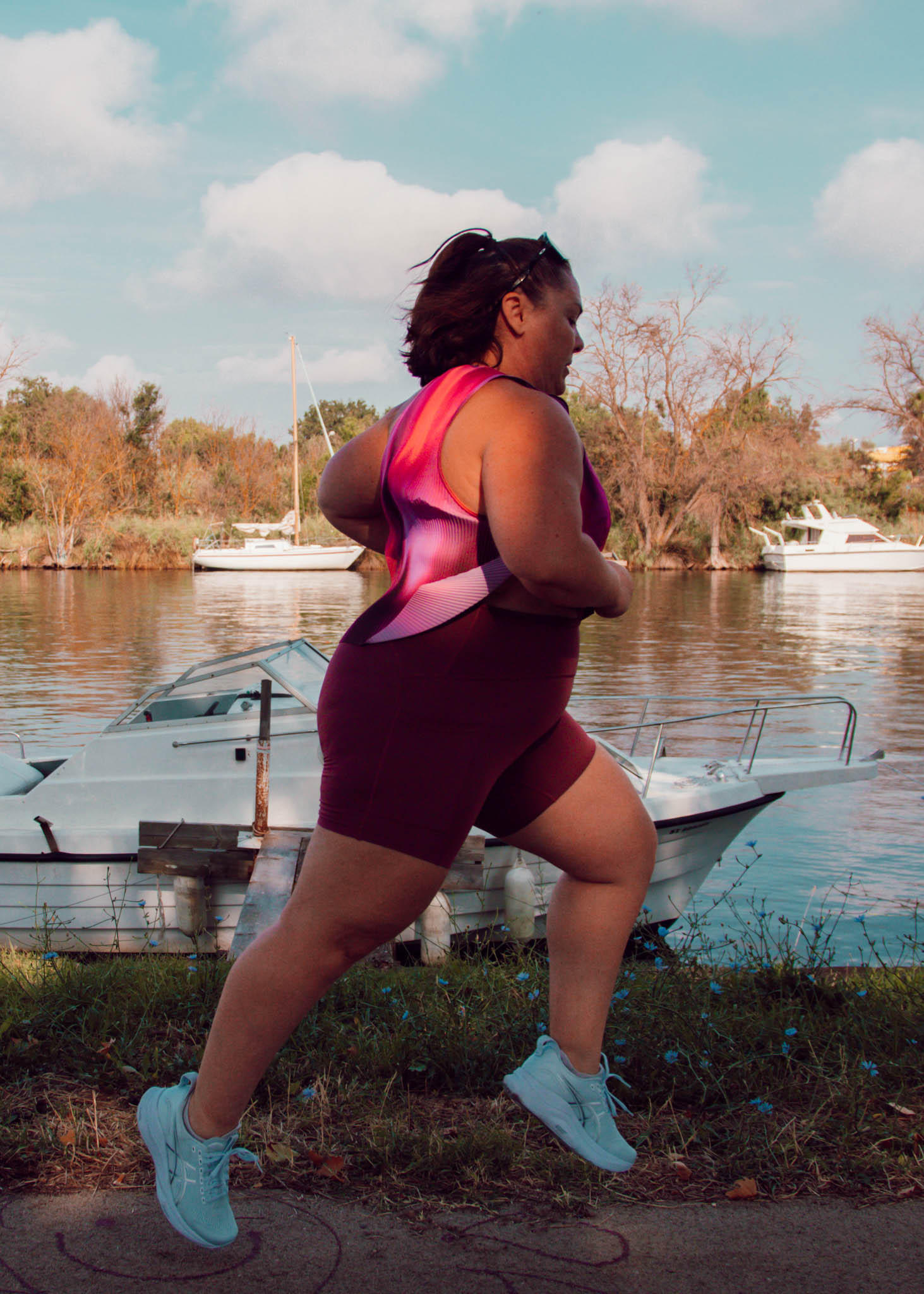 La posture en course à pied joue un rôle clé dans la performance, le confort et la prévention des blessures. Un alignement correct du corps permet de courir plus efficacement, de mieux respirer et de réduire les tensions musculaires. Travailler sa posture, c’est investir dans une foulée plus fluide et dans la santé de son corps sur le long terme.