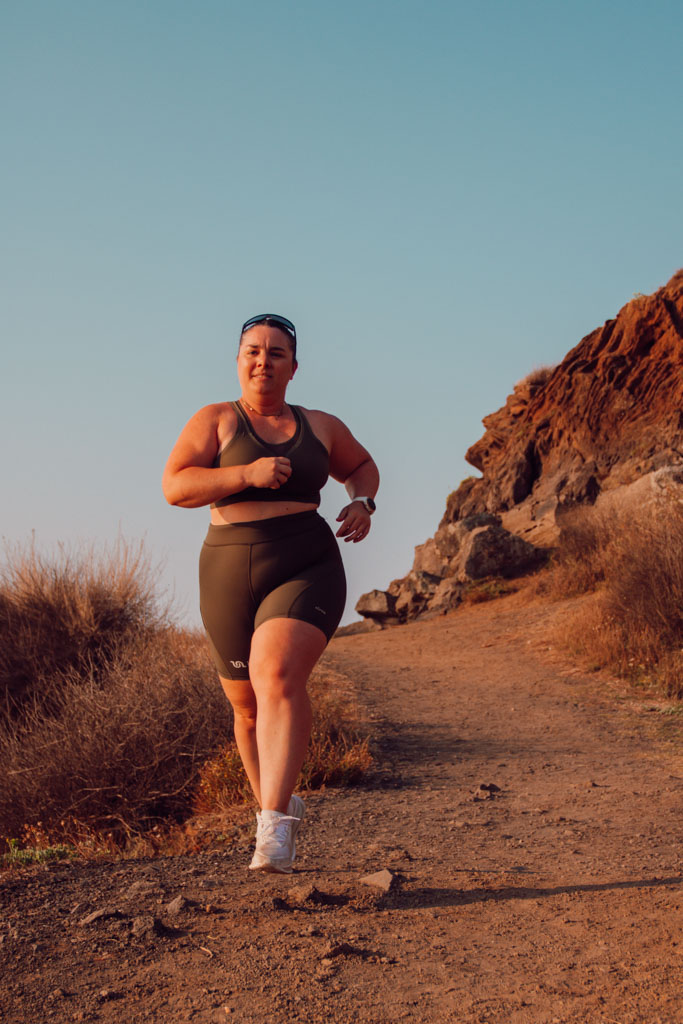 Le surentraînement, c’est quand ton corps en a vraiment trop fait sans suffisamment de repos, et que la fatigue s’installe durablement. Ce phénomène peut entraîner une baisse de performance, des douleurs persistantes, voire des troubles du sommeil et de la motivation. Pour l’éviter, il est essentiel d’équilibrer entraînements, récupération et écoute attentive de tes sensations.