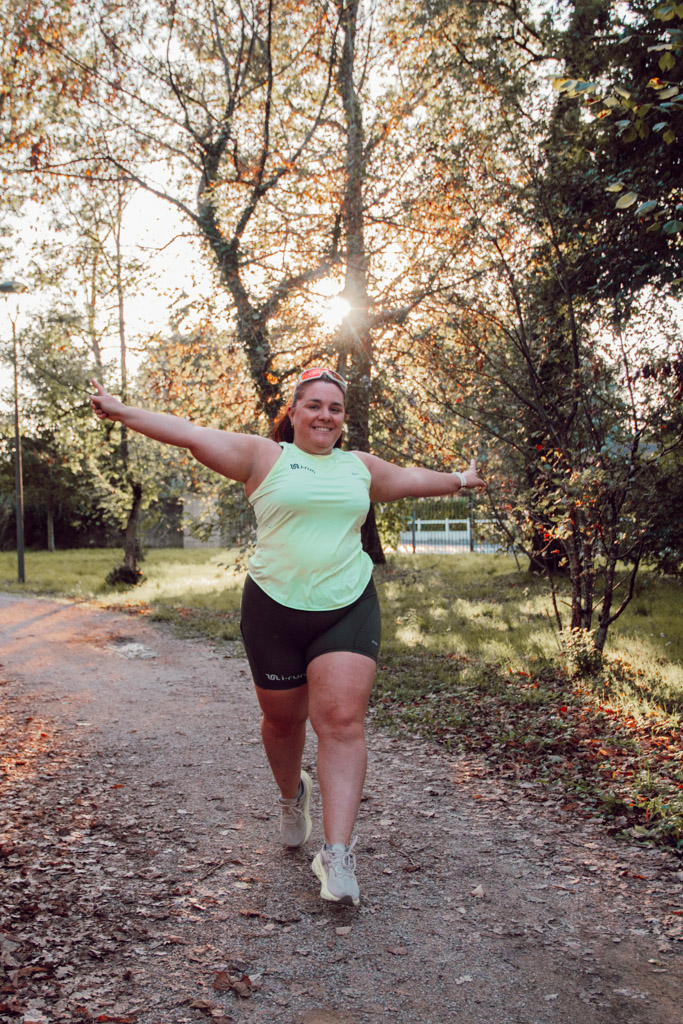 Les mauvais conseils sportifs circulent partout : à la salle, sur les réseaux sociaux ou même autour d’un café avec des amis bien intentionnés. Le problème, c’est qu’ils reposent souvent sur des mythes ou des généralisations qui peuvent mener à la blessure, au découragement ou à une stagnation des résultats. Apprendre à les repérer et à s’en détacher est essentiel pour progresser sereinement et garder le plaisir de bouger.