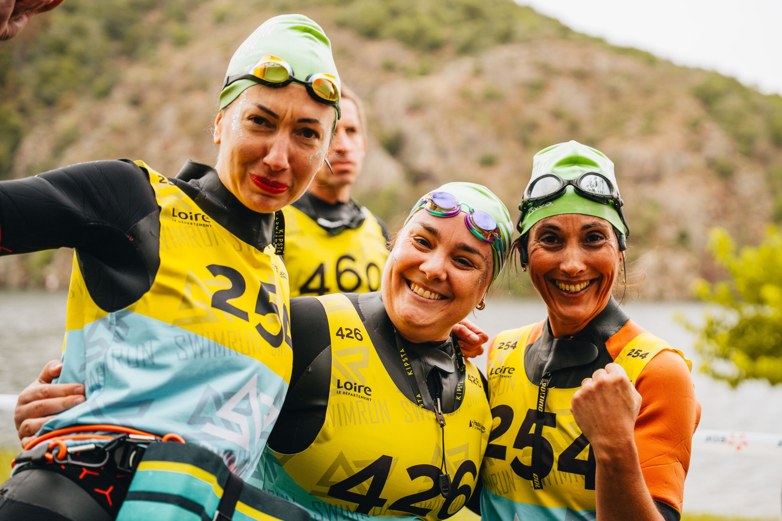 Le Swim&Run dans les Gorges de la Loire offre une expérience unique où l’on alterne course à pied sur des sentiers de trail et baignades en eau libre au cœur d’un décor spectaculaire. Chaque tronçon réserve ses propres sensations, entre effort, découverte et émerveillement devant la nature préservée. Accessible aux débutantes comme aux plus expérimentées, c’est une aventure sportive conviviale qui donne envie de revenir année après année.