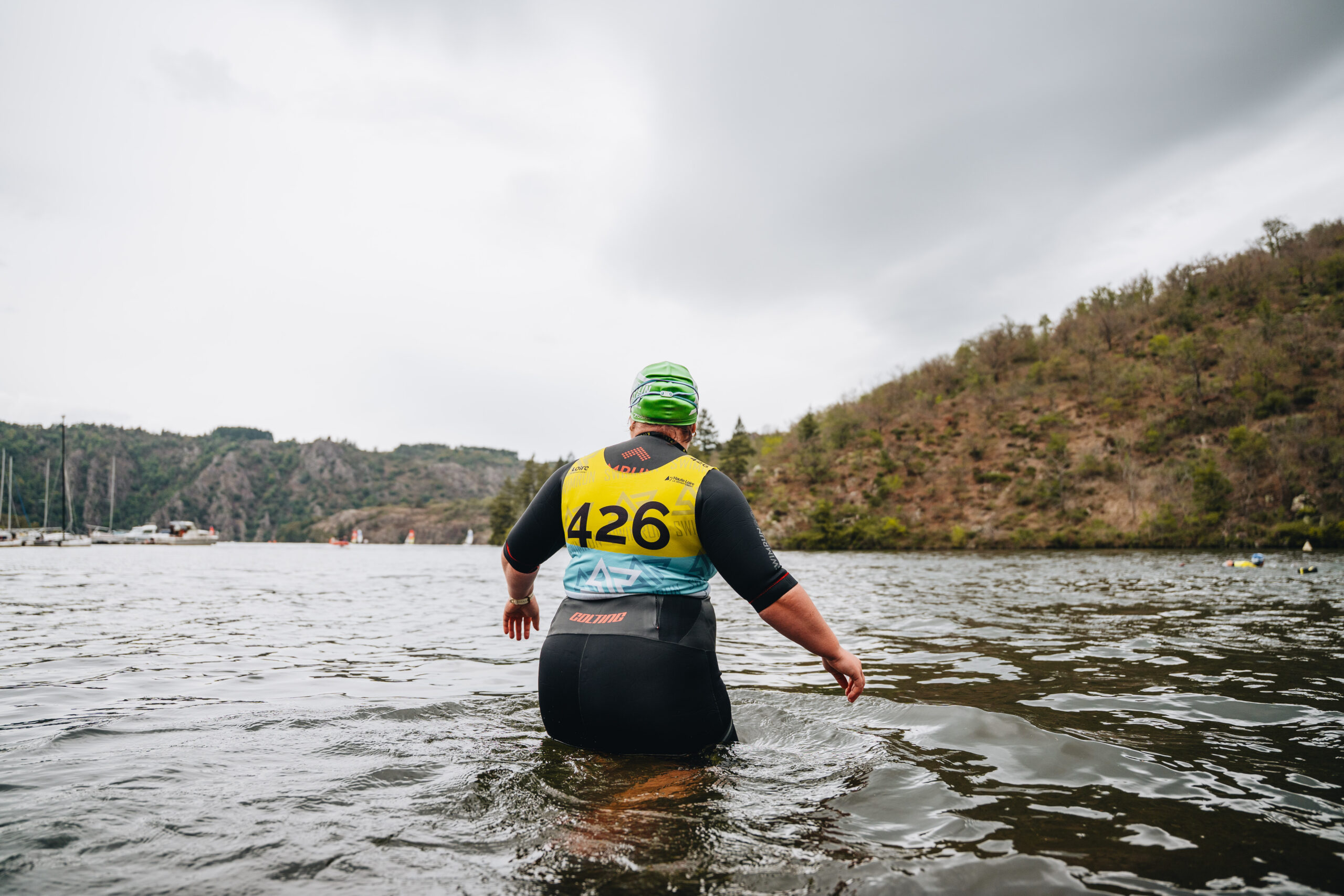 Le Swim&Run dans les Gorges de la Loire offre une expérience unique où l’on alterne course à pied sur des sentiers de trail et baignades en eau libre au cœur d’un décor spectaculaire. Chaque tronçon réserve ses propres sensations, entre effort, découverte et émerveillement devant la nature préservée. Accessible aux débutantes comme aux plus expérimentées, c’est une aventure sportive conviviale qui donne envie de revenir année après année.