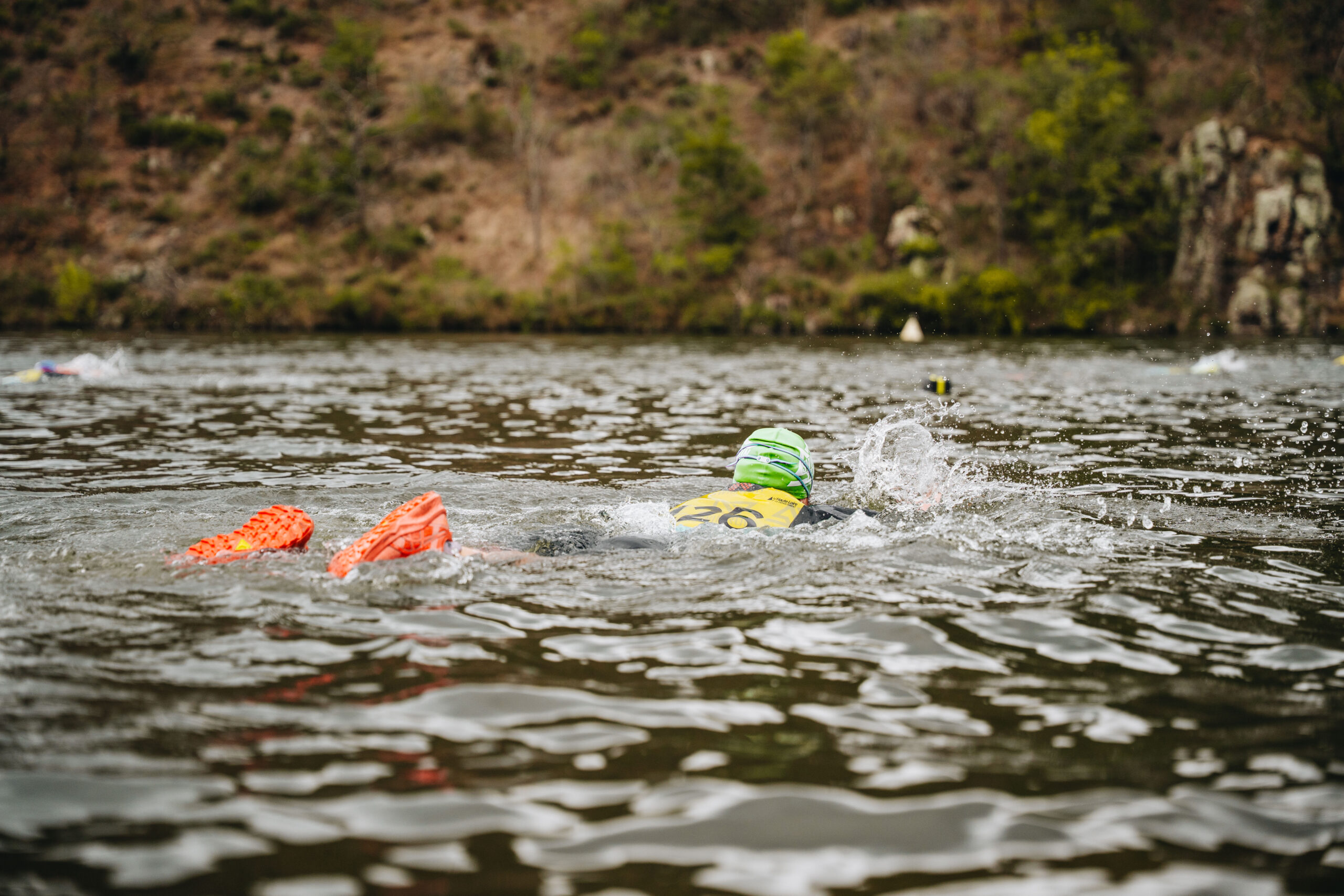 Le Swim&Run dans les Gorges de la Loire offre une expérience unique où l’on alterne course à pied sur des sentiers de trail et baignades en eau libre au cœur d’un décor spectaculaire. Chaque tronçon réserve ses propres sensations, entre effort, découverte et émerveillement devant la nature préservée. Accessible aux débutantes comme aux plus expérimentées, c’est une aventure sportive conviviale qui donne envie de revenir année après année.
