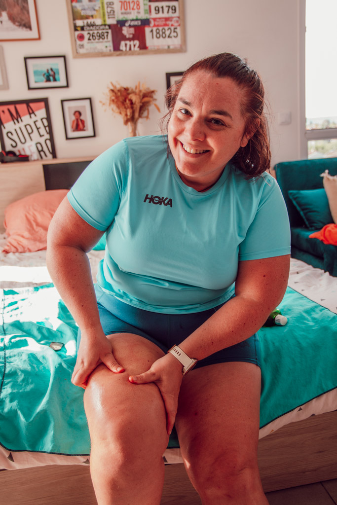 Après une séance de sport, ton corps a besoin d’une récupération musculaire efficace pour éviter les douleurs et les blessures. L’auto-massage sportif t’aide à réduire les tensions, à améliorer la circulation sanguine et à relâcher les muscles sollicités. En intégrant quelques minutes d’auto-massage récupération dans ta routine, tu optimises tes performances tout en prenant soin de ton bien-être.