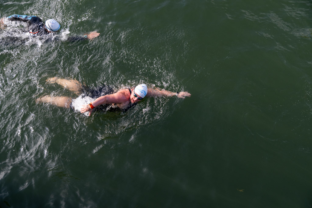 Nager dans la Seine pour les Open Swim Stars, c’est vivre une expérience unique au cœur de Paris. Entre le courant, l’ambiance et le cadre exceptionnel de l’île Saint-Louis, chaque mètre parcouru a une saveur particulière. Loin des piscines classiques, c’est un véritable défi sportif et une occasion rare de profiter de la capitale autrement, portée par l’énergie collective des participants.