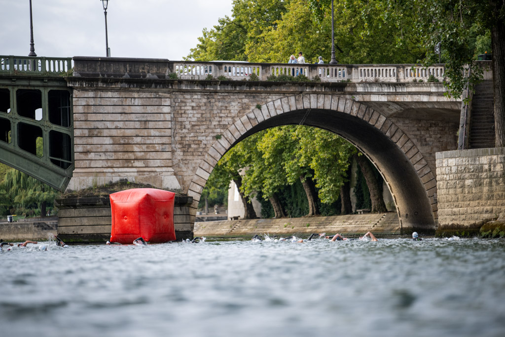 Nager dans la Seine pour les Open Swim Stars, c’est vivre une expérience unique au cœur de Paris. Entre le courant, l’ambiance et le cadre exceptionnel de l’île Saint-Louis, chaque mètre parcouru a une saveur particulière. Loin des piscines classiques, c’est un véritable défi sportif et une occasion rare de profiter de la capitale autrement, portée par l’énergie collective des participants.