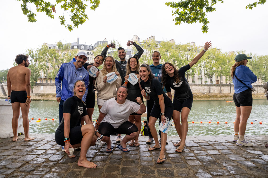 Nager dans la Seine pour les Open Swim Stars, c’est vivre une expérience unique au cœur de Paris. Entre le courant, l’ambiance et le cadre exceptionnel de l’île Saint-Louis, chaque mètre parcouru a une saveur particulière. Loin des piscines classiques, c’est un véritable défi sportif et une occasion rare de profiter de la capitale autrement, portée par l’énergie collective des participants.