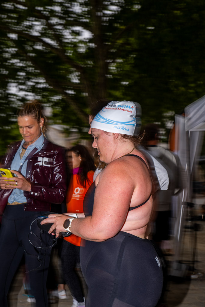 Nager dans la Seine pour les Open Swim Stars, c’est vivre une expérience unique au cœur de Paris. Entre le courant, l’ambiance et le cadre exceptionnel de l’île Saint-Louis, chaque mètre parcouru a une saveur particulière. Loin des piscines classiques, c’est un véritable défi sportif et une occasion rare de profiter de la capitale autrement, portée par l’énergie collective des participants.