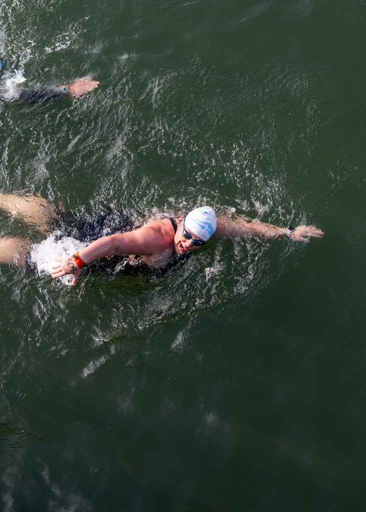Nager dans la Seine pour les Open Swim Stars, c’est vivre une expérience unique au cœur de Paris. Entre le courant, l’ambiance et le cadre exceptionnel de l’île Saint-Louis, chaque mètre parcouru a une saveur particulière. Loin des piscines classiques, c’est un véritable défi sportif et une occasion rare de profiter de la capitale autrement, portée par l’énergie collective des participants.