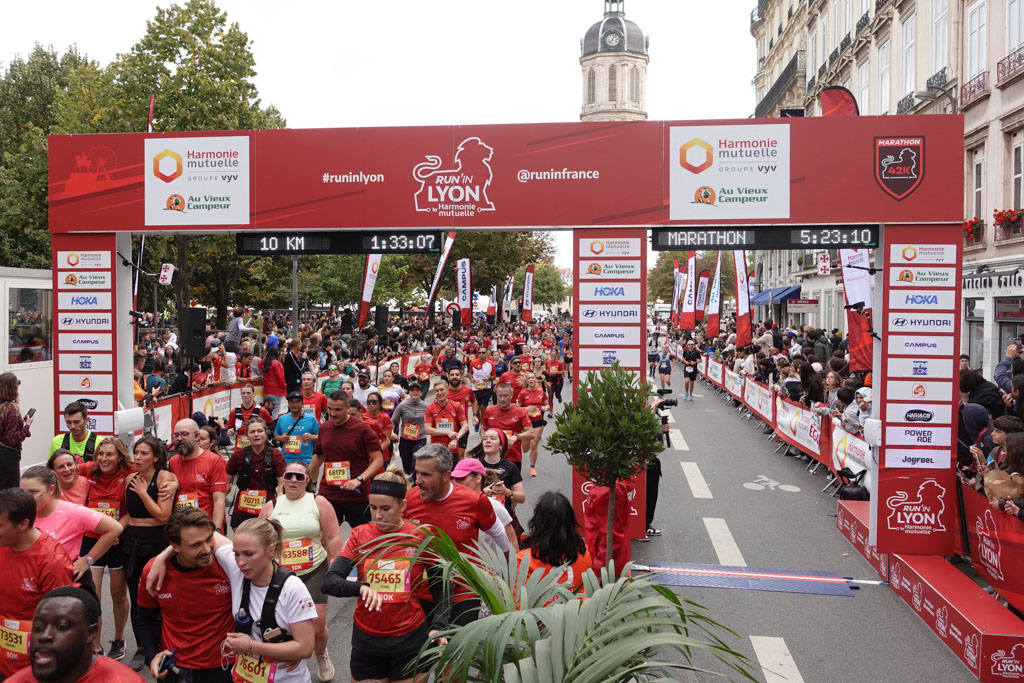 Les 10 km de la Run in Lyon 2025 offrent un parcours exigeant mais stimulant, ponctué de ponts, tunnels et relances. L’ambiance est incroyable, avec fanfares et Lyonnais sur le bord des routes pour encourager chaque coureur. Malgré quelques points à améliorer, comme la portion étroite des Berges du Rhône, c’est une course incontournable pour tous les passionnés de running en ville.