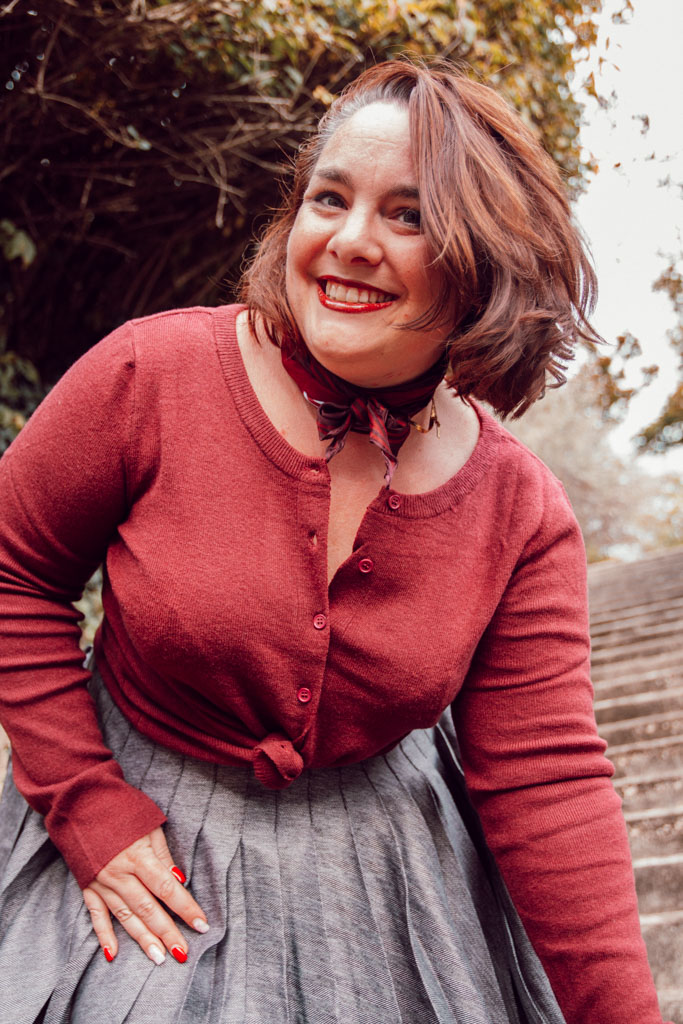 La mode peut devenir un véritable outil de libération quand on arrête de la voir comme un moyen de se conformer. En choisissant des vêtements qui reflètent notre personnalité plutôt que nos complexes, on apprend à habiter pleinement son corps au lieu de le dissimuler. Peu à peu, s’habiller cesse d’être un camouflage et devient un acte de reconnexion à soi, une façon douce et puissante de dire : “je mérite d’être vue telle que je suis.”