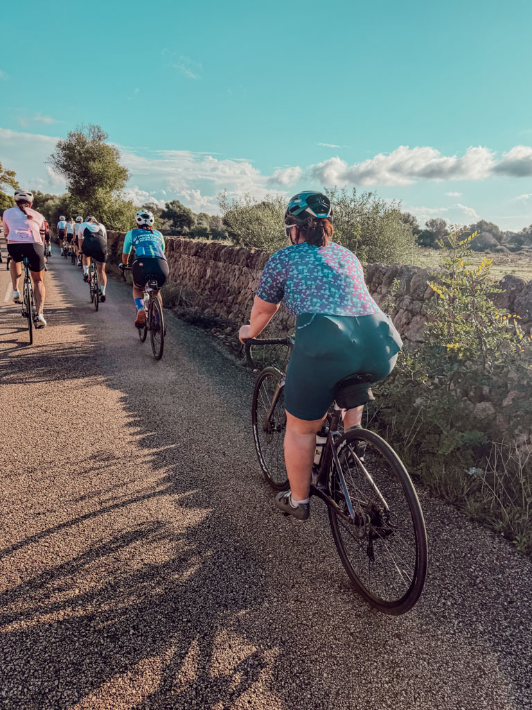 Choisir son premier vélo de route quand on débute, c’est souvent un vrai casse-tête. Entre les marques, les types de cadres, les groupes de vitesses et les prix qui s’envolent, on ne sait jamais par où commencer — ni à qui faire confiance. Et quand on n’y connaît pas grand-chose, chaque conseil semble contradictoire, ce qui transforme une simple envie de rouler en une mission presque décourageante.