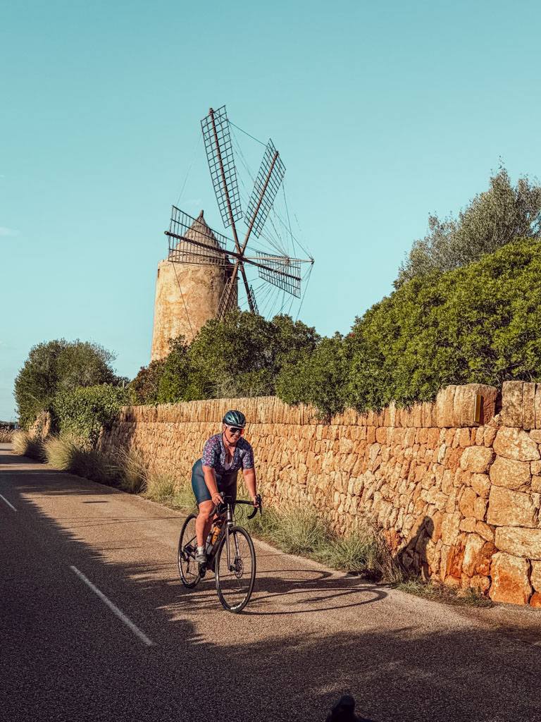 Choisir son premier vélo de route quand on débute, c’est souvent un vrai casse-tête. Entre les marques, les types de cadres, les groupes de vitesses et les prix qui s’envolent, on ne sait jamais par où commencer — ni à qui faire confiance. Et quand on n’y connaît pas grand-chose, chaque conseil semble contradictoire, ce qui transforme une simple envie de rouler en une mission presque décourageante.