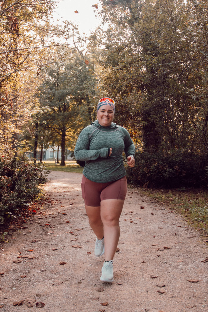 Intégrer à la fois du cardio et de la musculation dans ta routine est un excellent moyen de travailler à la fois le cœur, la force et la tonicité du corps. Pourtant, tu te demandes peut-être dans quel ordre organiser ces séances pour en tirer le maximum de bénéfices. Comprendre l’impact de chaque option sur l’énergie, la performance et la récupération permet de structurer tes entraînements de manière plus intelligente et adaptée à tes objectifs.