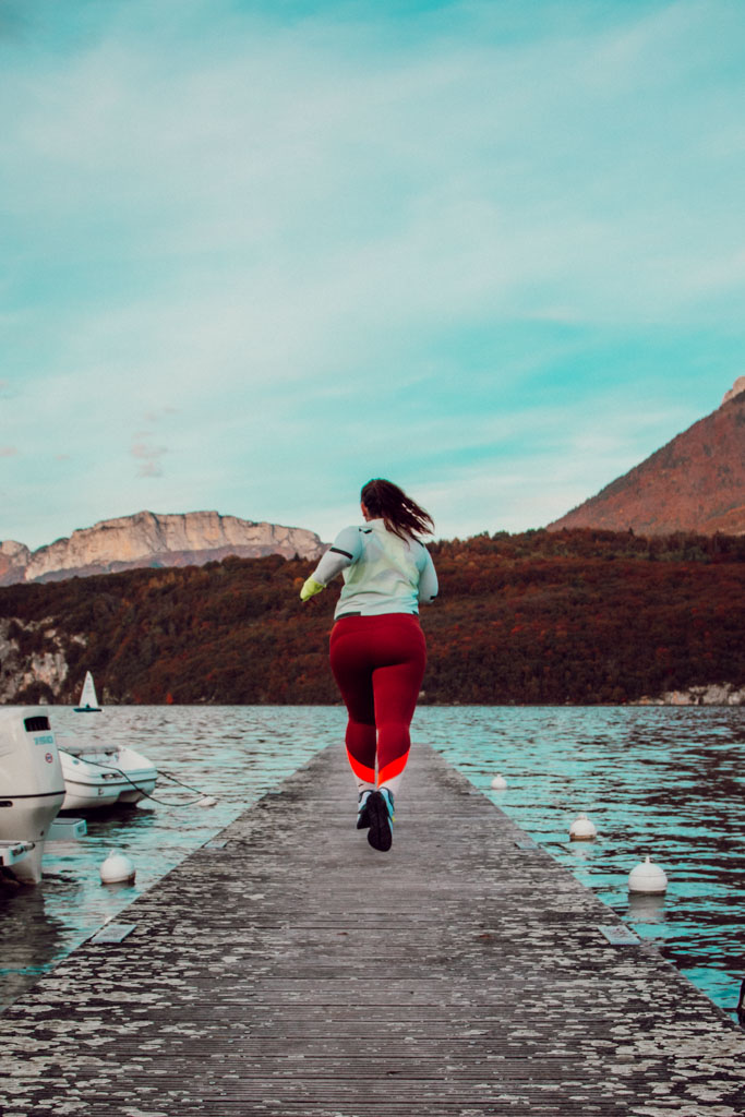 Quand on vit avec un SOPK ou un lipœdème, on entend souvent tout et son contraire sur le sport. Certains conseillent de limiter les efforts pour éviter la fatigue ou l’inflammation, d’autres affirment qu’il faut s’entraîner plus pour “réguler les hormones”. Résultat : beaucoup de femmes finissent par douter de ce qui est bon pour elles, craignant de “mal faire” alors que le vrai secret réside dans l’écoute, la progressivité et la personnalisation de sa pratique.