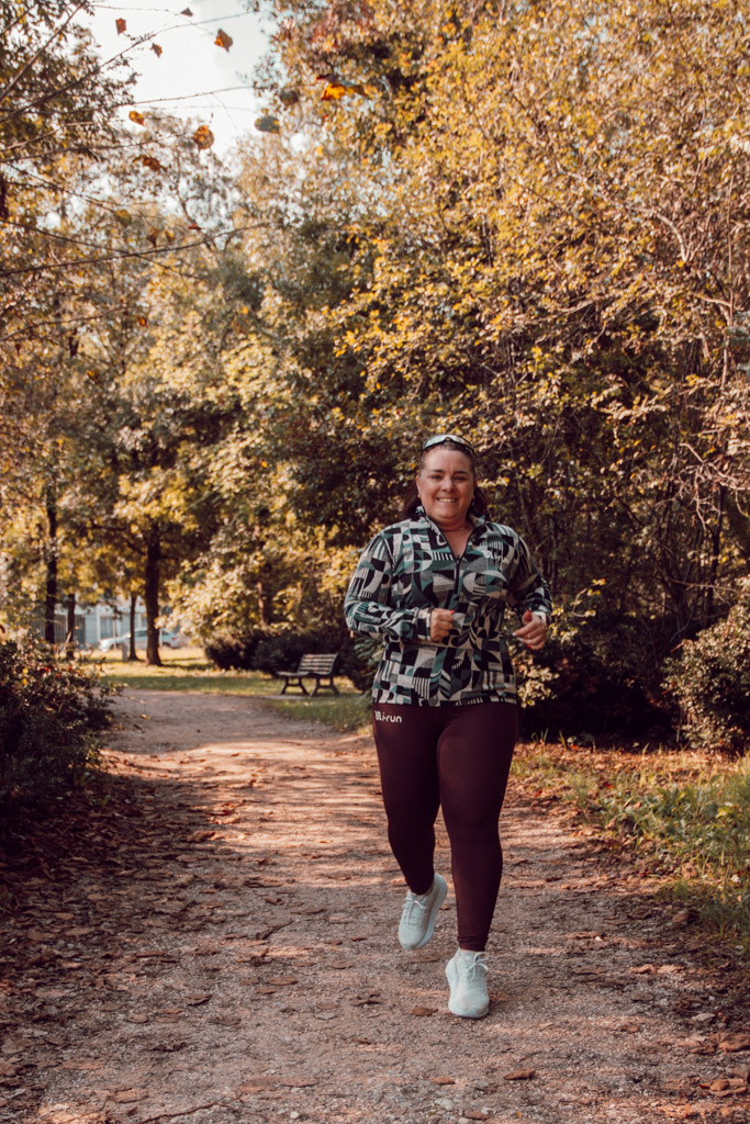 Courir en automne demande de choisir des vêtements techniques adaptés pour rester confortable malgré les variations de température. Les couches respirantes, isolantes et coupe-vent permettent de réguler la chaleur et d’éviter de transpirer ou d’avoir froid. Avec les bons accessoires et l’entretien adéquat, chaque sortie automnale devient un vrai plaisir, même par temps capricieux.
