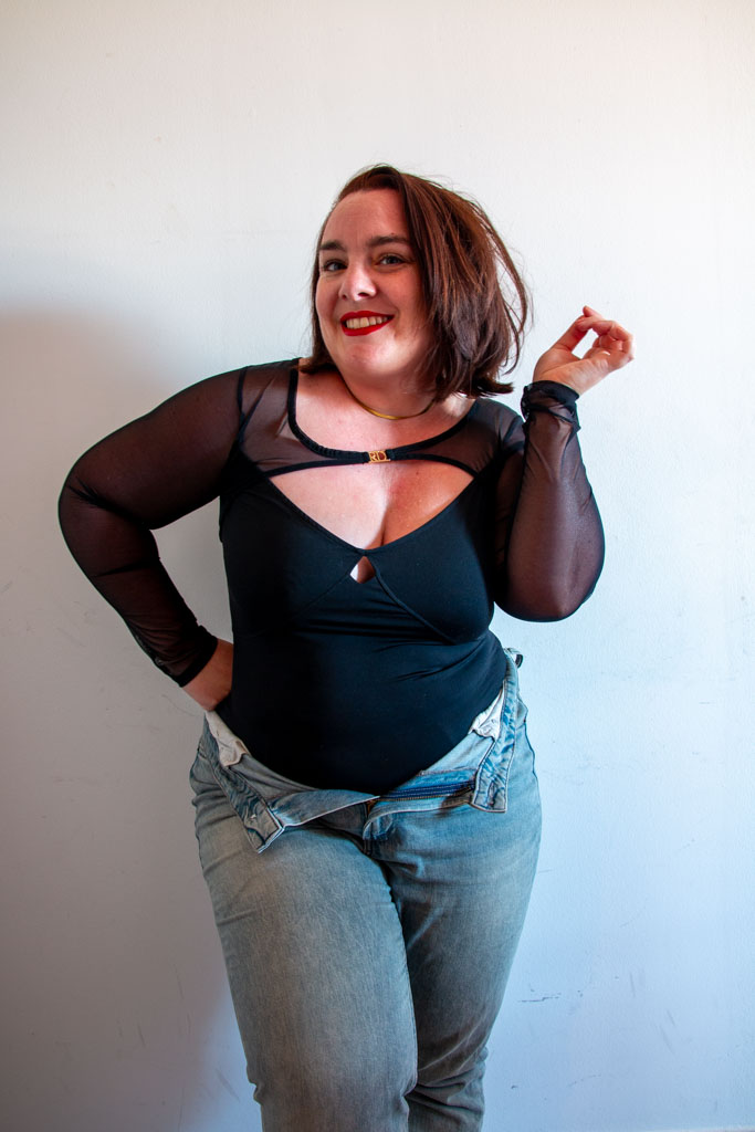 Chercher son style, c’est avant tout se poser et se regarder avec bienveillance, comprendre ce qui nous fait nous sentir bien dans notre peau. Ce n’est pas copier ce que portent les autres, mais explorer ce qui résonne avec notre personnalité, nos goûts et notre énergie. Petit à petit, à force d’expérimenter et d’écouter ses envies, on construit un style unique qui nous ressemble vraiment.