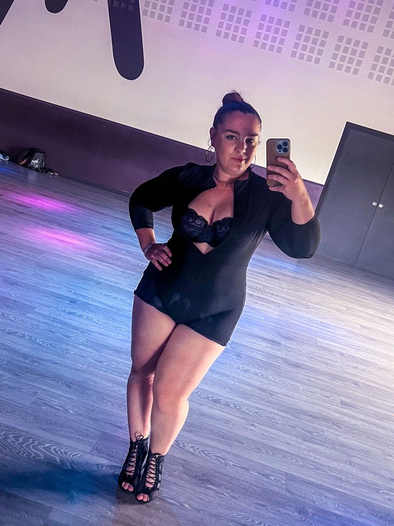 La posture n’est pas seulement une position du corps : c’est un message que tu envoies au monde… et à toi-même. Grâce au heels, j’ai compris que l’attitude naît souvent du mouvement, de la façon dont tu avances, dont tu te places, dont tu occupes l’espace. Et plus je travaillais ma démarche, ma verticalité et ma présence, plus je réalisais que réajuster mon corps, c’était aussi réajuster ma manière de me sentir et de me présenter au quotidien.