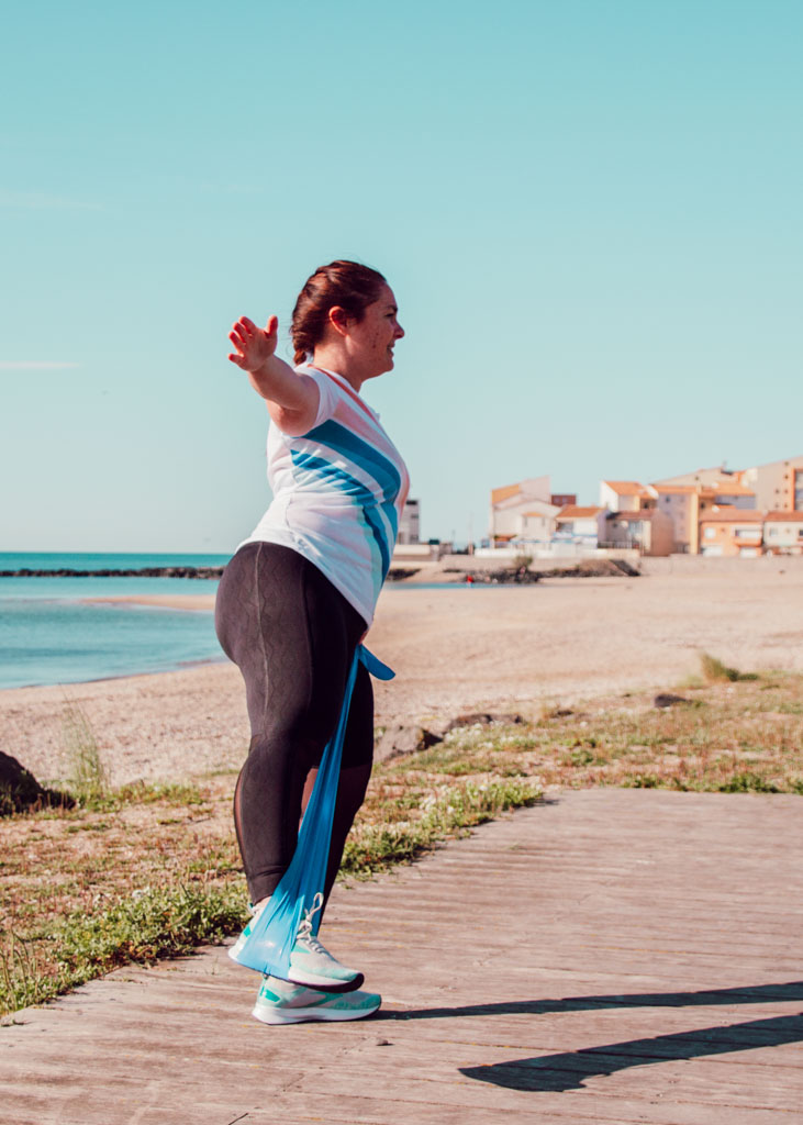 Les bandes élastiques sont un outil simple, léger et polyvalent pour renforcer tout le corps sans matériel encombrant. Elles permettent de travailler la posture, la stabilité et la tonicité musculaire grâce à une résistance progressive et adaptable à ton niveau. Faciles à transporter, elles s’intègrent parfaitement à une routine sportive à domicile, en extérieur ou en voyage.