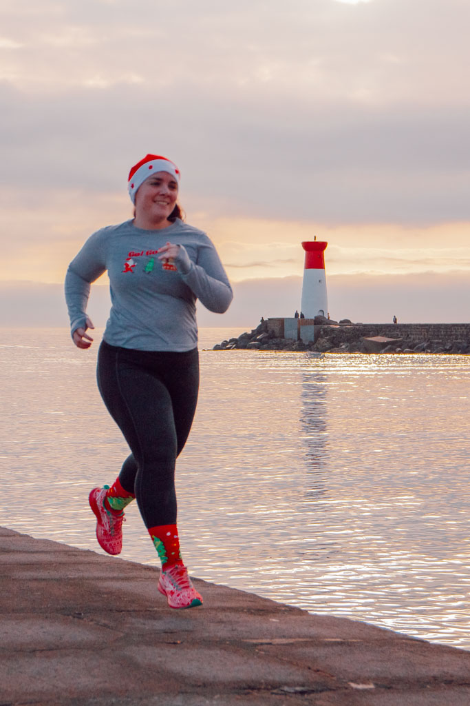 Trouver des idées de cadeaux de Noël pour une runneuse ou une triathlète, c’est souvent une vraie corvée : on a peur de choisir quelque chose de trop technique, pas adapté… ou tout simplement inutile. Entre les accessoires, les gadgets et les budgets qui varient, on se retrouve vite à tourner en rond sans savoir quoi offrir. Avec cet article, tu peux enfin souffler : tout est rassemblé ici pour que le choix devienne simple, clair et inspirant.