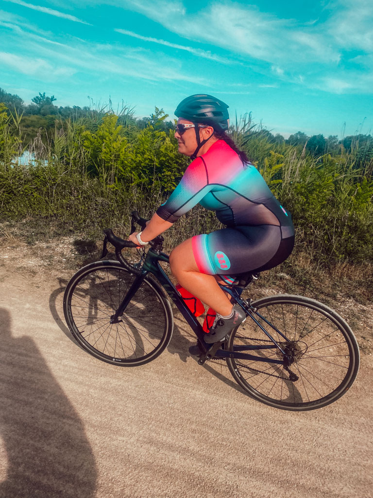 La vélocité, le braquet et la cadence sont intimement liés et s’influencent en permanence. Le braquet que tu choisis conditionne la cadence à laquelle tu pédales, et cette cadence va à son tour déterminer si ton pédalage est fluide ou fatigant. Quand le braquet est adapté et la cadence confortable, la vélocité s’installe naturellement et le mouvement devient plus facile, plus régulier et plus agréable.