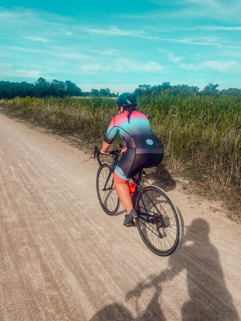 La vélocité, le braquet et la cadence sont intimement liés et s’influencent en permanence. Le braquet que tu choisis conditionne la cadence à laquelle tu pédales, et cette cadence va à son tour déterminer si ton pédalage est fluide ou fatigant. Quand le braquet est adapté et la cadence confortable, la vélocité s’installe naturellement et le mouvement devient plus facile, plus régulier et plus agréable.