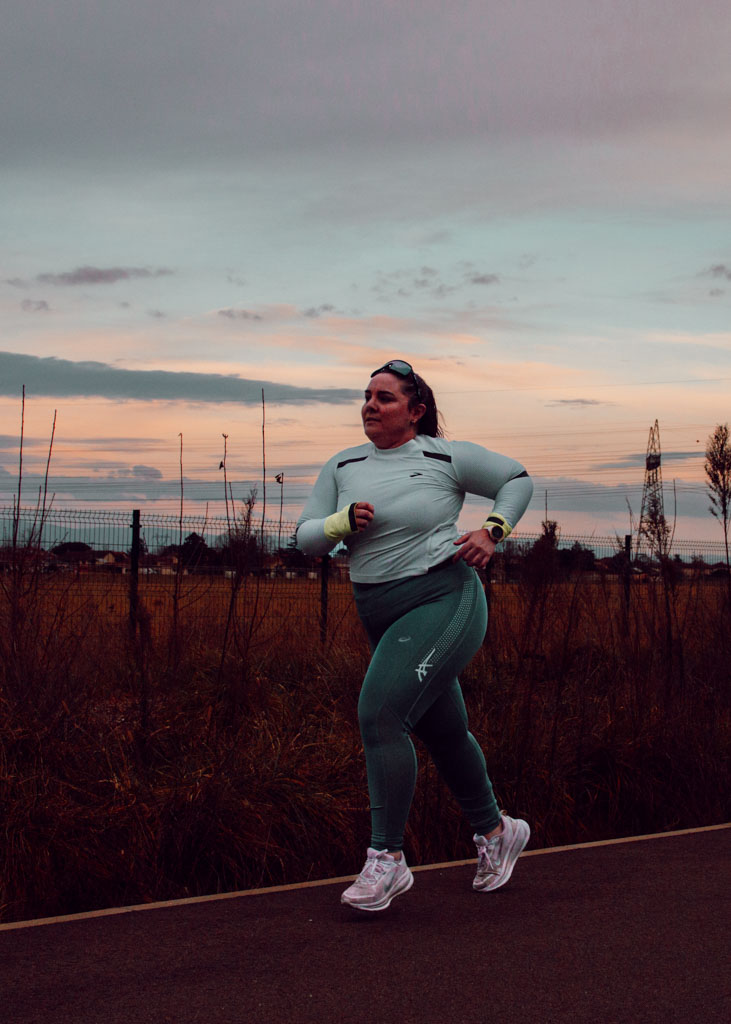 Savoir si l’on doit se fier à sa fréquence cardiaque ou à sa VMA peut vite devenir un casse-tête. Les deux donnent des repères différents : l’une montre comment ton corps réagit, l’autre ce que tu es capable de produire réellement. Heureusement, quelques repères simples suffisent pour savoir quand utiliser l’un ou l’autre et tirer le meilleur de chaque séance.