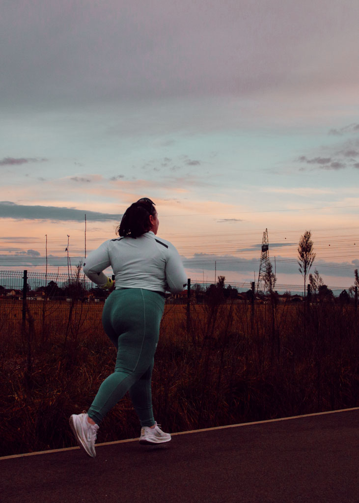 Savoir si l’on doit se fier à sa fréquence cardiaque ou à sa VMA peut vite devenir un casse-tête. Les deux donnent des repères différents : l’une montre comment ton corps réagit, l’autre ce que tu es capable de produire réellement. Heureusement, quelques repères simples suffisent pour savoir quand utiliser l’un ou l’autre et tirer le meilleur de chaque séance.