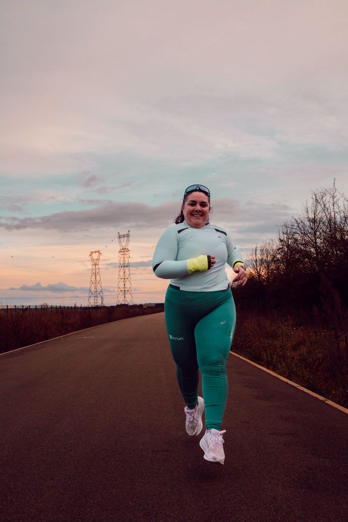 Savoir si l’on doit se fier à sa fréquence cardiaque ou à sa VMA peut vite devenir un casse-tête. Les deux donnent des repères différents : l’une montre comment ton corps réagit, l’autre ce que tu es capable de produire réellement. Heureusement, quelques repères simples suffisent pour savoir quand utiliser l’un ou l’autre et tirer le meilleur de chaque séance.