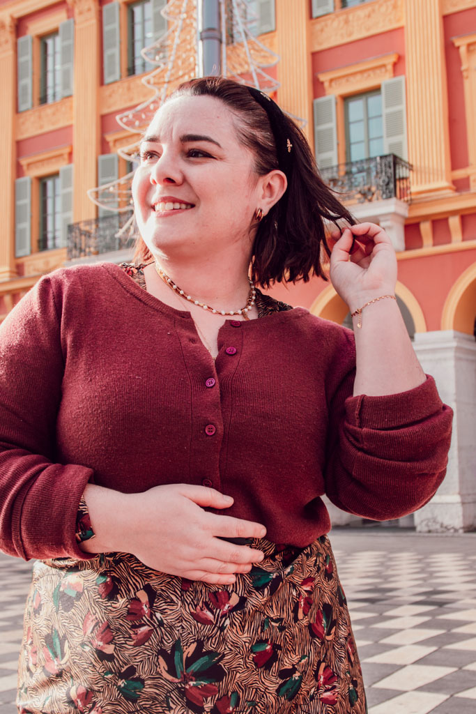 Le glow up, lorsqu’il est présenté comme une obligation constante de transformation, peut devenir profondément toxique, générant culpabilité, comparaison et épuisement. En tant que créatrice de contenus, je me questionne sans cesse sur ce que je montre et comment je le montre, pour ne pas contribuer à cette pression invisible. Mon objectif est d’inspirer, tout en restant fidèle à une approche respectueuse des corps et des rythmes de chacune.