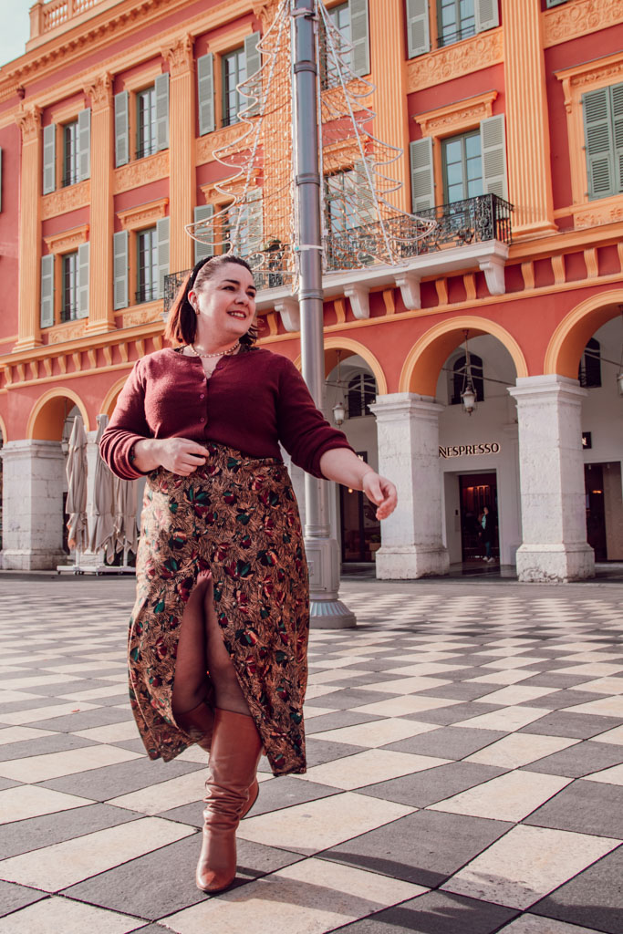 Le glow up, lorsqu’il est présenté comme une obligation constante de transformation, peut devenir profondément toxique, générant culpabilité, comparaison et épuisement. En tant que créatrice de contenus, je me questionne sans cesse sur ce que je montre et comment je le montre, pour ne pas contribuer à cette pression invisible. Mon objectif est d’inspirer, tout en restant fidèle à une approche respectueuse des corps et des rythmes de chacune.