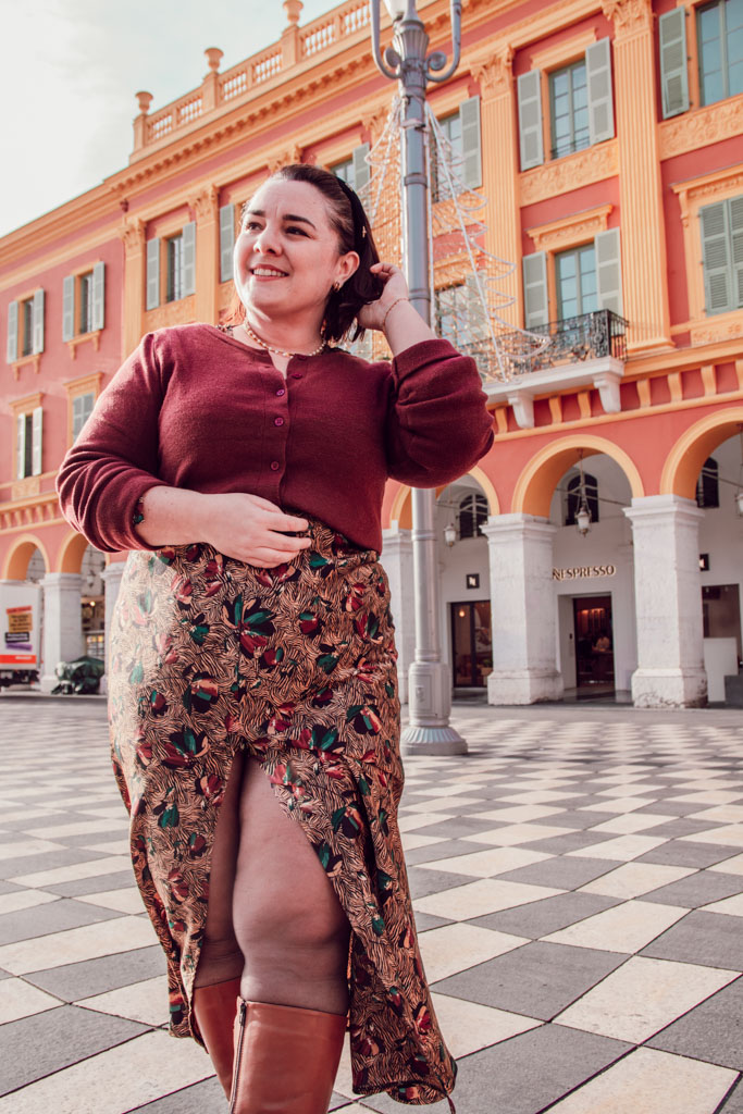 Le glow up, lorsqu’il est présenté comme une obligation constante de transformation, peut devenir profondément toxique, générant culpabilité, comparaison et épuisement. En tant que créatrice de contenus, je me questionne sans cesse sur ce que je montre et comment je le montre, pour ne pas contribuer à cette pression invisible. Mon objectif est d’inspirer, tout en restant fidèle à une approche respectueuse des corps et des rythmes de chacune.