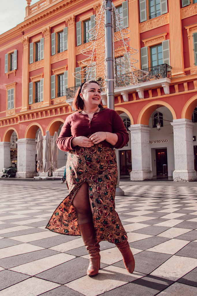 Le glow up, lorsqu’il est présenté comme une obligation constante de transformation, peut devenir profondément toxique, générant culpabilité, comparaison et épuisement. En tant que créatrice de contenus, je me questionne sans cesse sur ce que je montre et comment je le montre, pour ne pas contribuer à cette pression invisible. Mon objectif est d’inspirer, tout en restant fidèle à une approche respectueuse des corps et des rythmes de chacune.