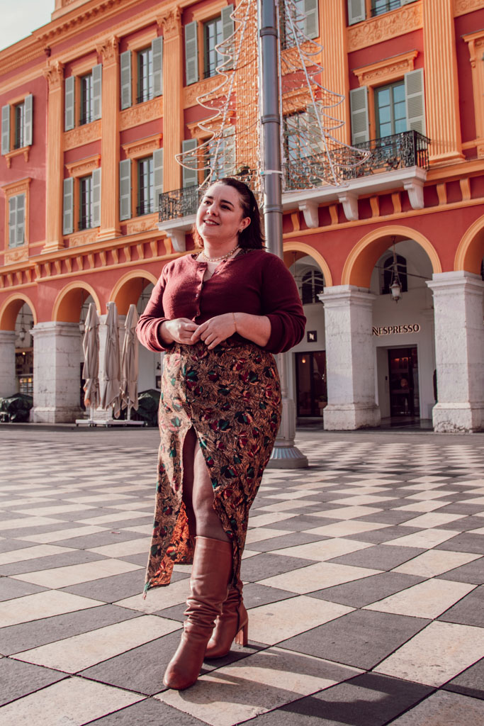 Le glow up, lorsqu’il est présenté comme une obligation constante de transformation, peut devenir profondément toxique, générant culpabilité, comparaison et épuisement. En tant que créatrice de contenus, je me questionne sans cesse sur ce que je montre et comment je le montre, pour ne pas contribuer à cette pression invisible. Mon objectif est d’inspirer, tout en restant fidèle à une approche respectueuse des corps et des rythmes de chacune.