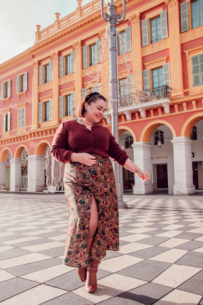 Le glow up, lorsqu’il est présenté comme une obligation constante de transformation, peut devenir profondément toxique, générant culpabilité, comparaison et épuisement. En tant que créatrice de contenus, je me questionne sans cesse sur ce que je montre et comment je le montre, pour ne pas contribuer à cette pression invisible. Mon objectif est d’inspirer, tout en restant fidèle à une approche respectueuse des corps et des rythmes de chacune.